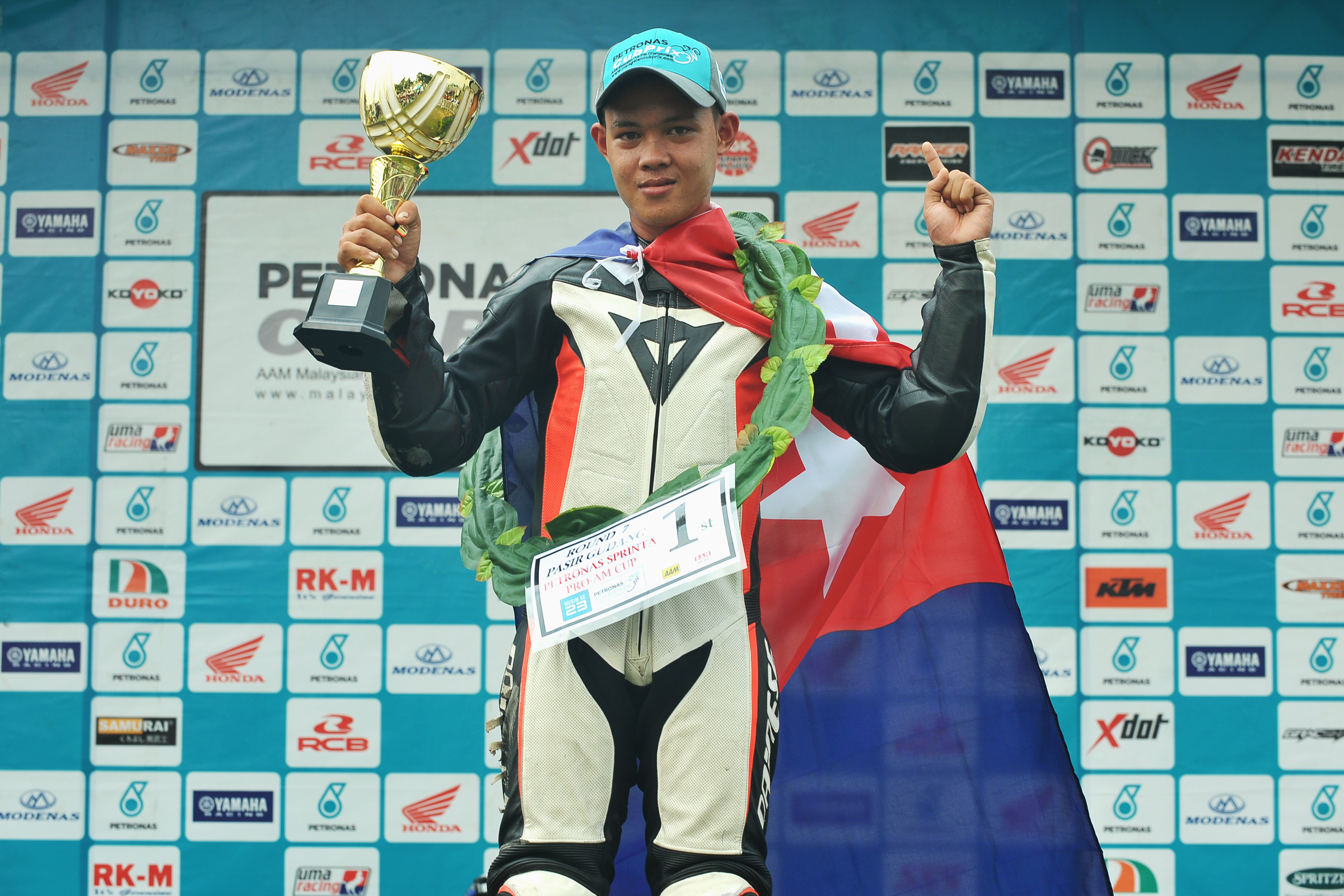 ALIF MENANG DI HALAMAN SENDIRI