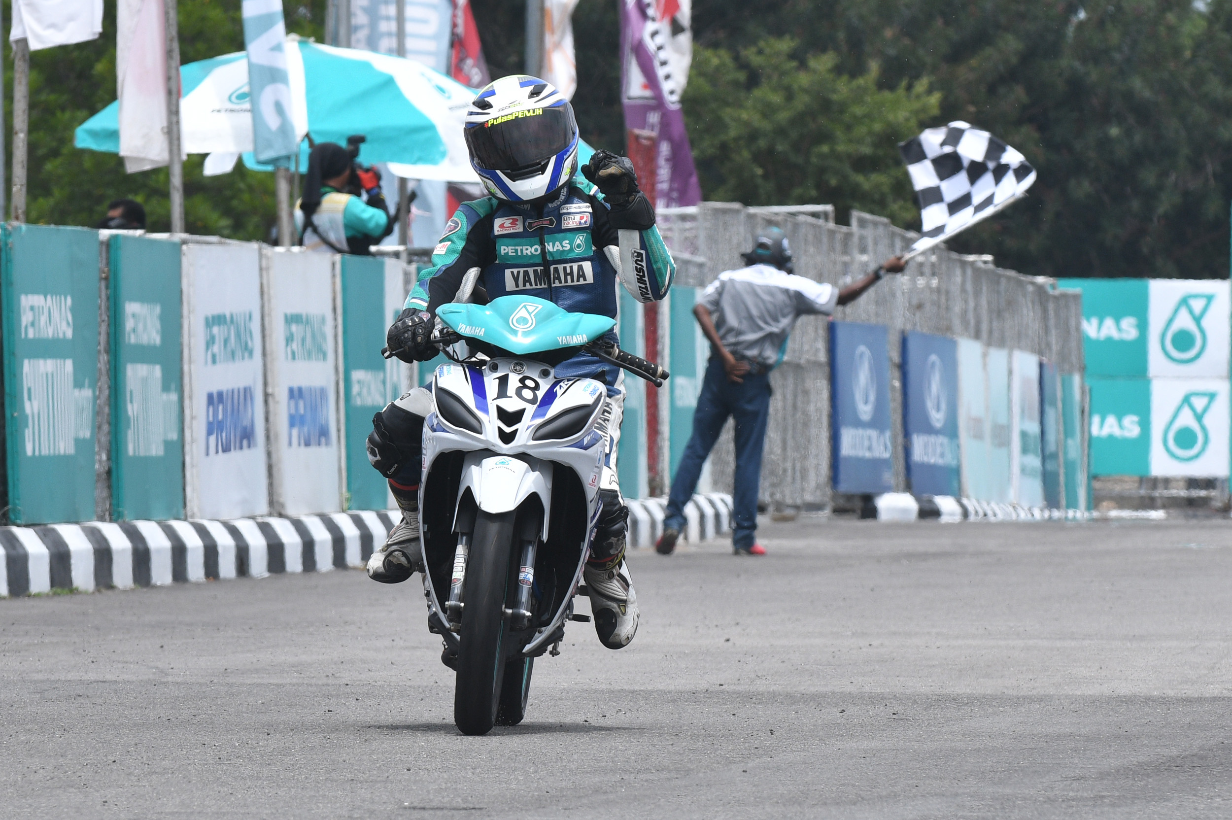 KEMENANGAN KALI KETIGA SYARIFUDDIN DISERIKAN BERSAMA KEHADIRAN ABANG DI PODIUM