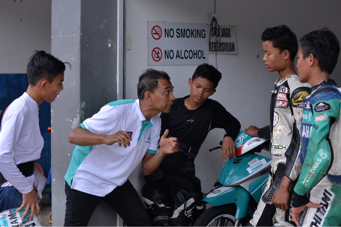 FUAD CURAH ILMU KEPADA PELUMBA MUDA PETRONAS YAMAHA