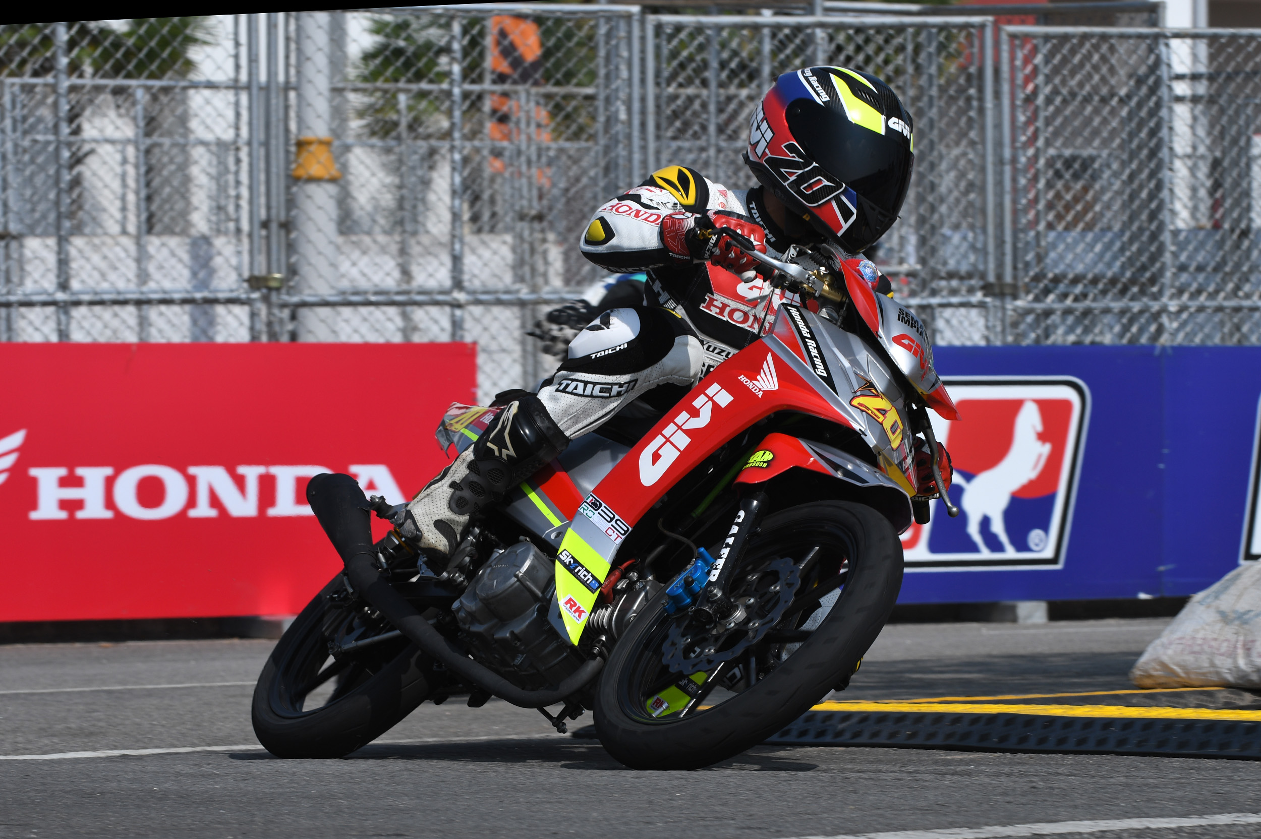 MISI AZROY BURU PODIUM PERTAMA 2017