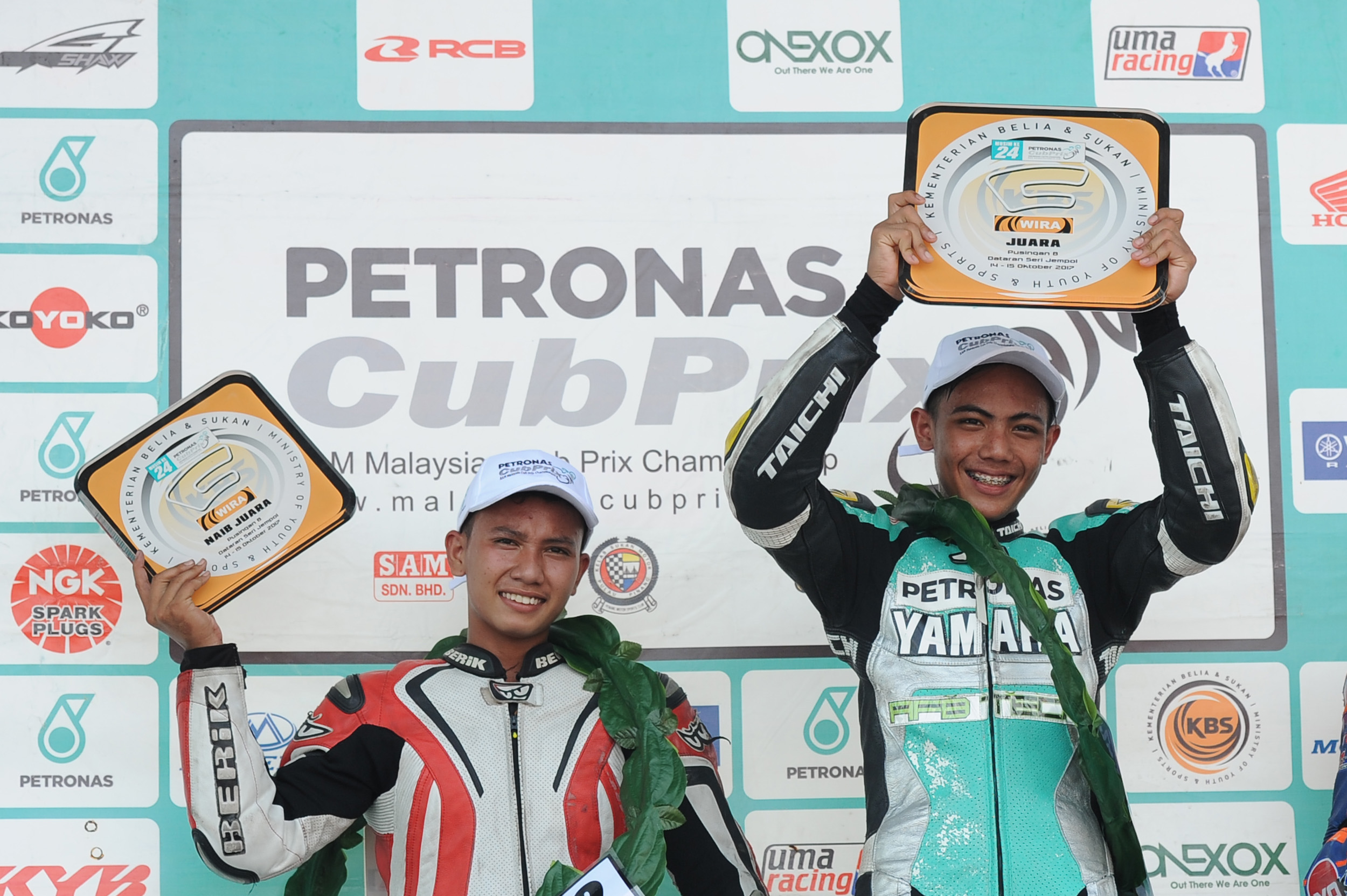 DUA AIMAN SEDIA BERDEPAN PELUMBA SENIOR