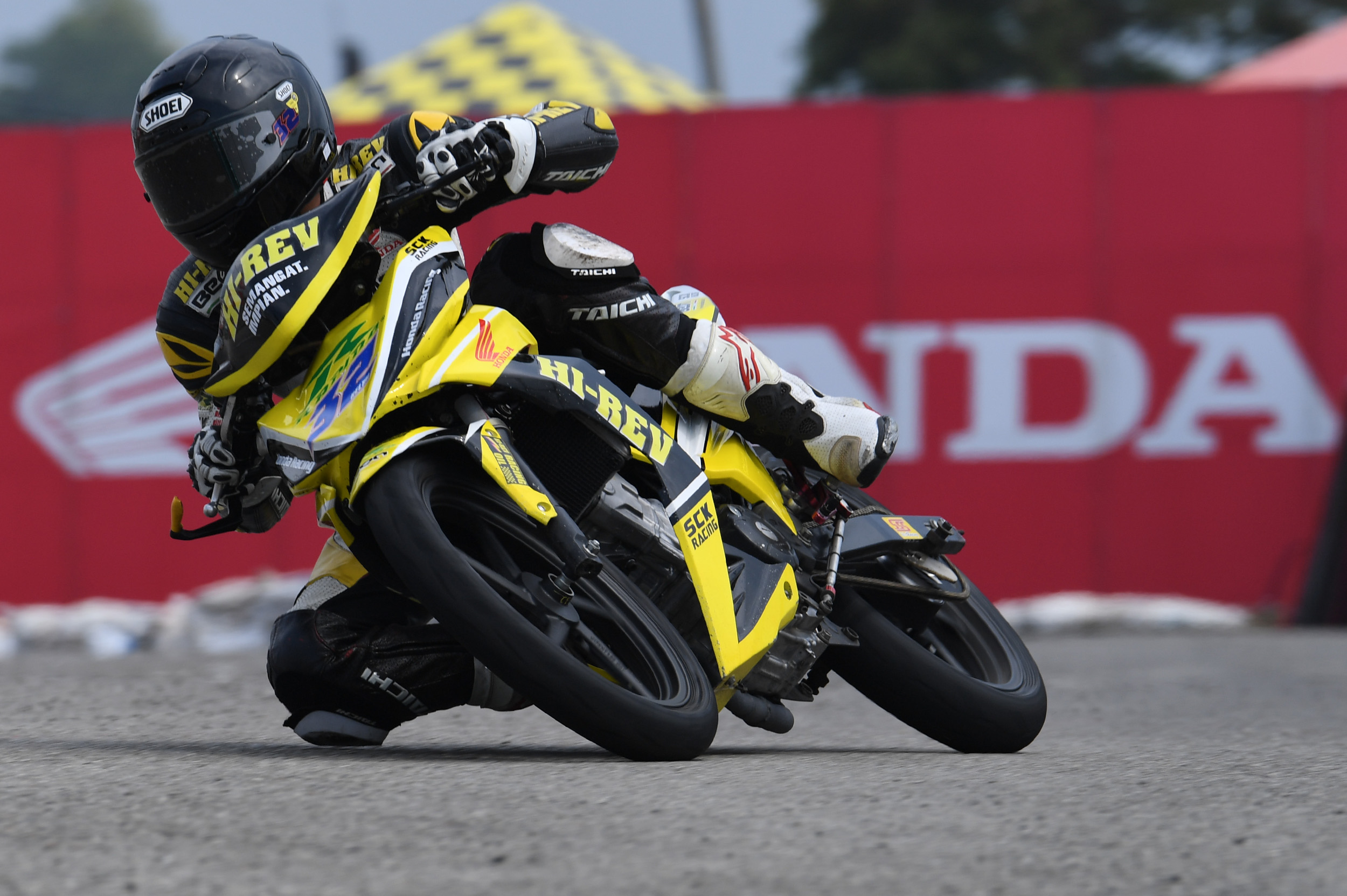 HELMI AZAM JULANG HONDA KE PODIUM
