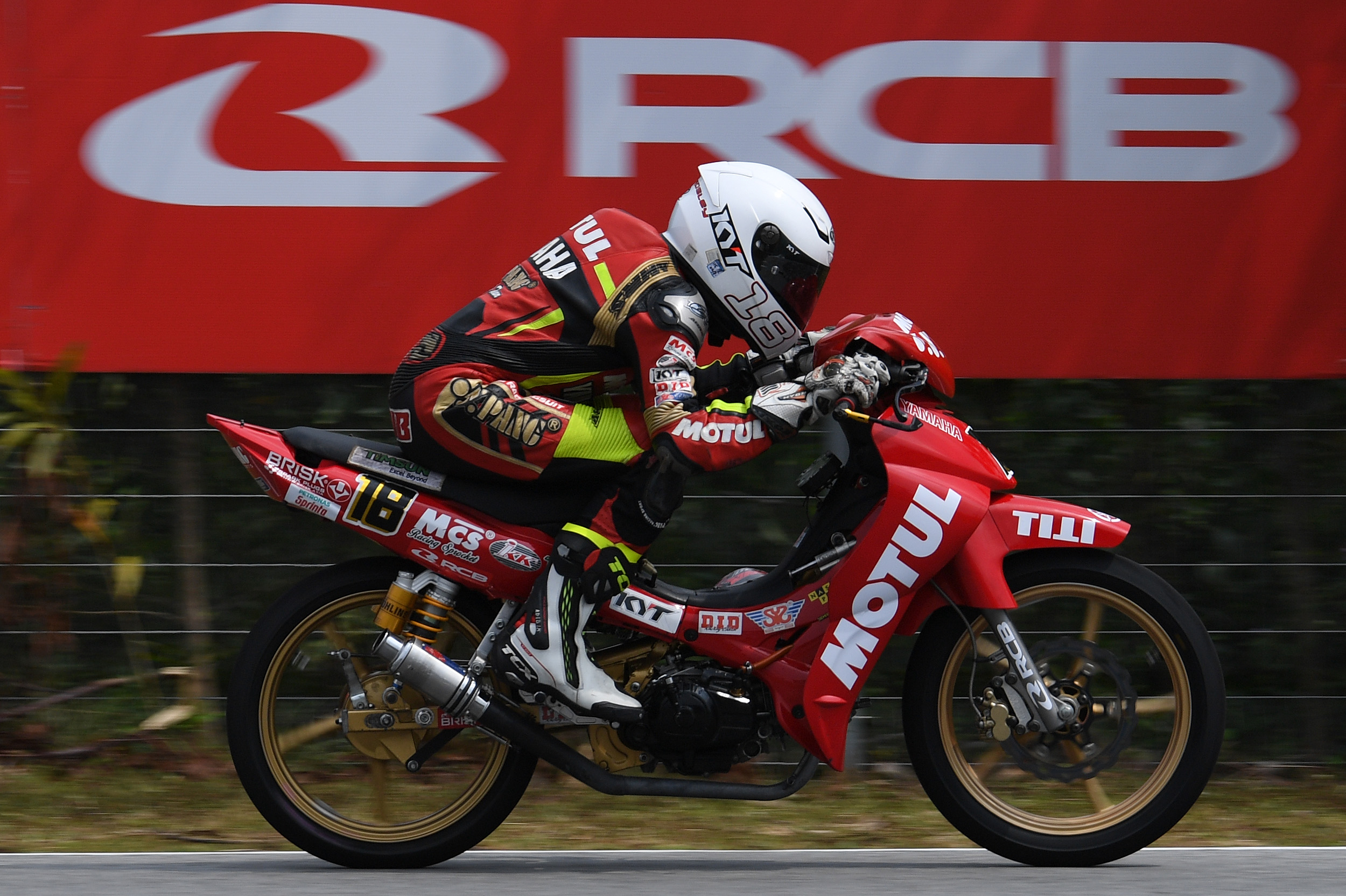 ADIB LUPAKAN KECEDERAAN UNTUK CATAT MASA TERPANTAS