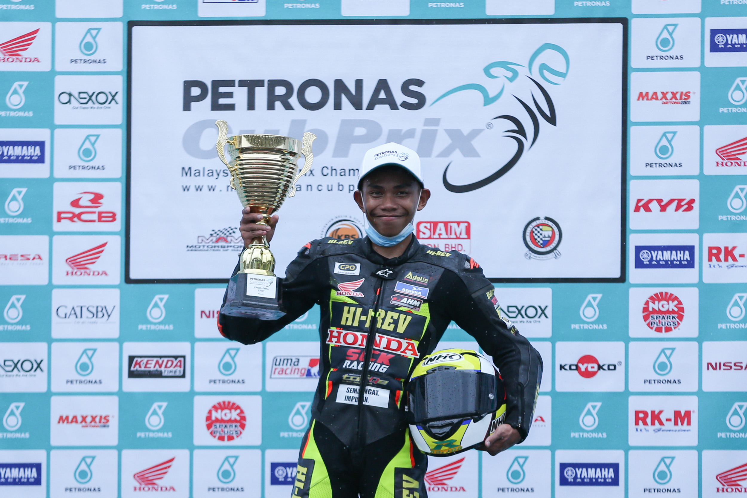 HELMI SASAR PERBAIKI REKOD PERIBADI DI LITAR TANGKAK