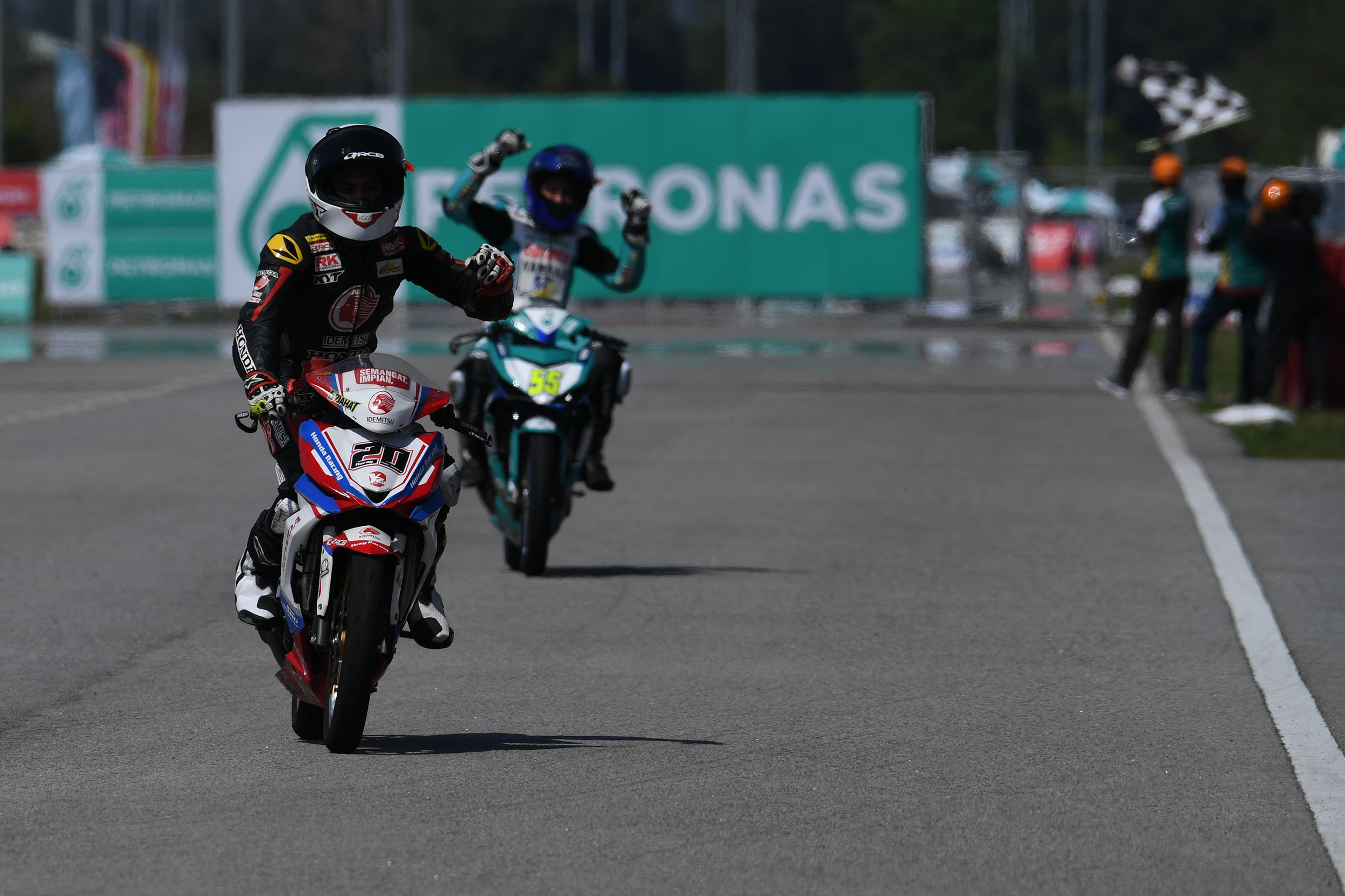 AZROY KOTAKAN JANJI UNTUK BERGELAR JUARA
