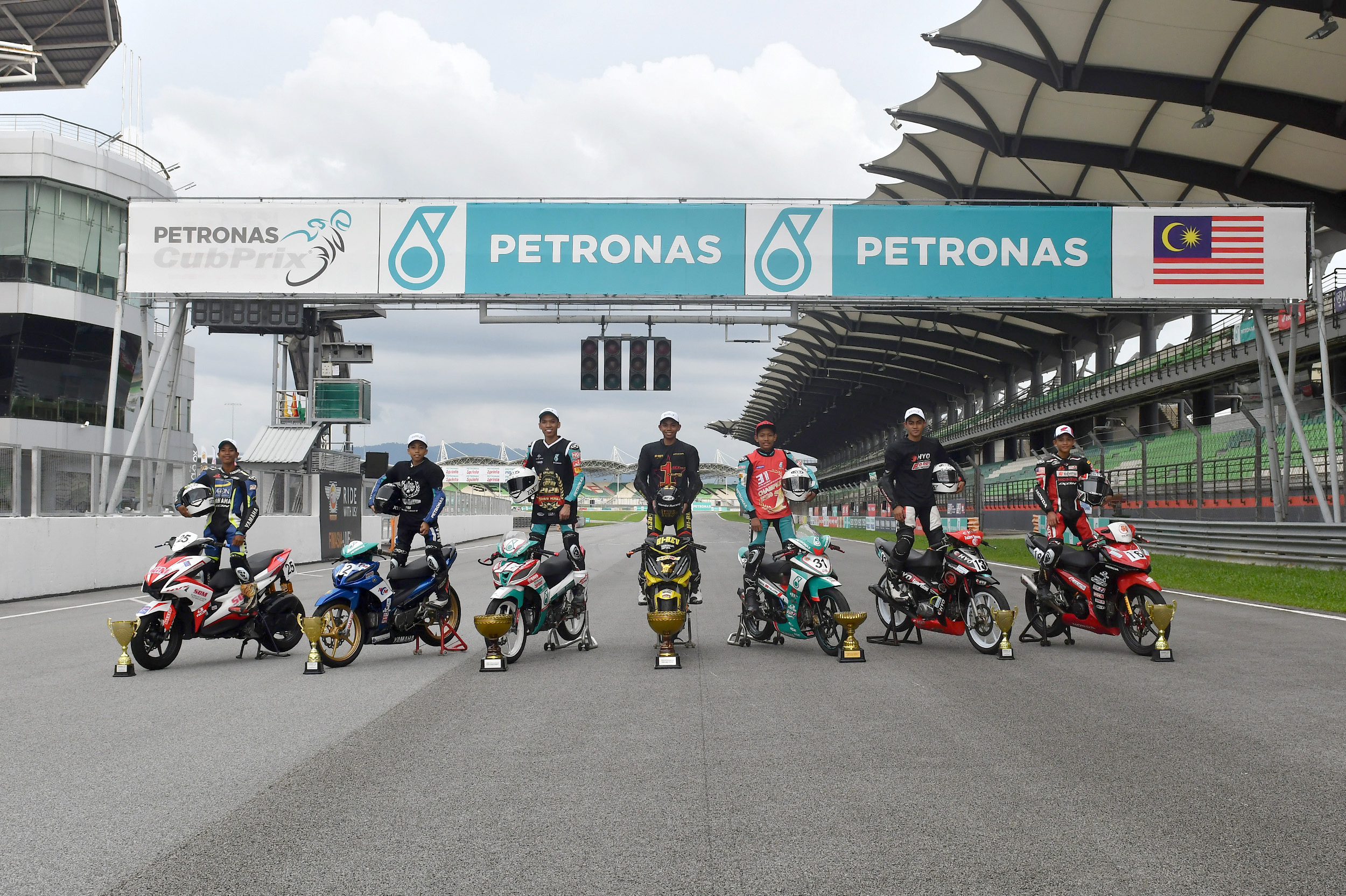 MOHD HELMI AZMAN, MOHD SYAFIQ ROSLI, RAHIMI NABIL RAZU DINOBATKAN JUARA CUB PRIX 2020