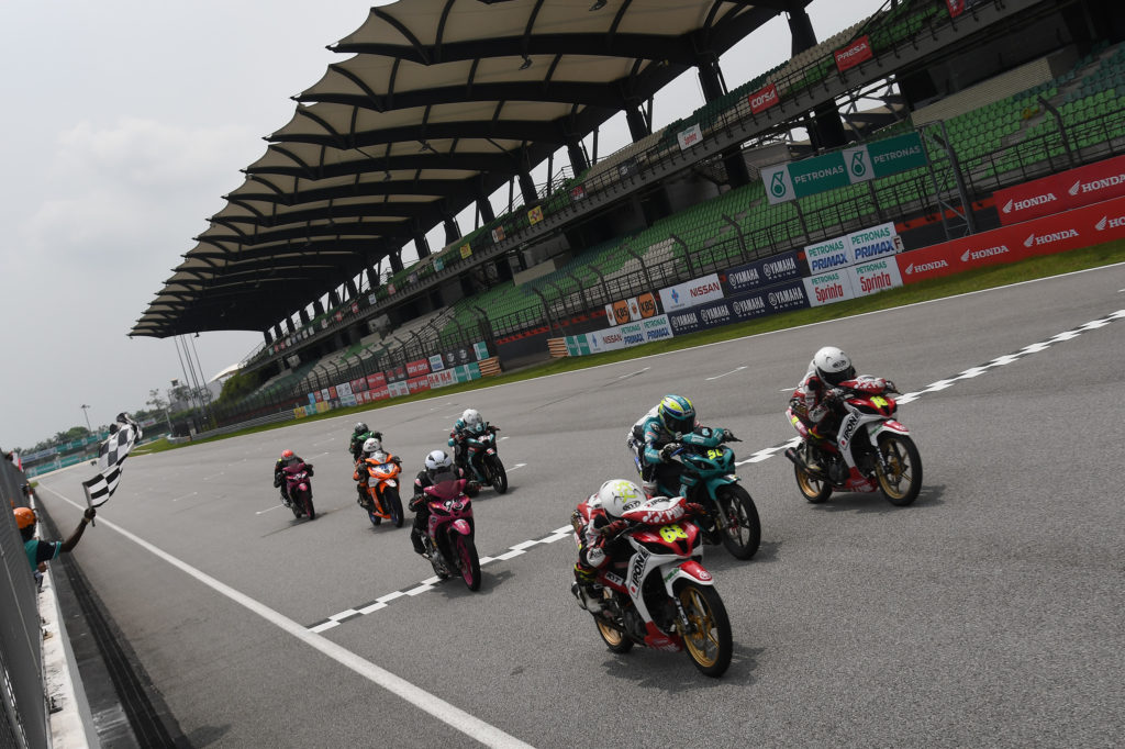Duo Ipone Yamaha YY Pang Racing Team, Fareez Afeez Abd Rahman dan Adib Rosley kini mendominasi kategori CP125 setelah selesai 4 pusingan