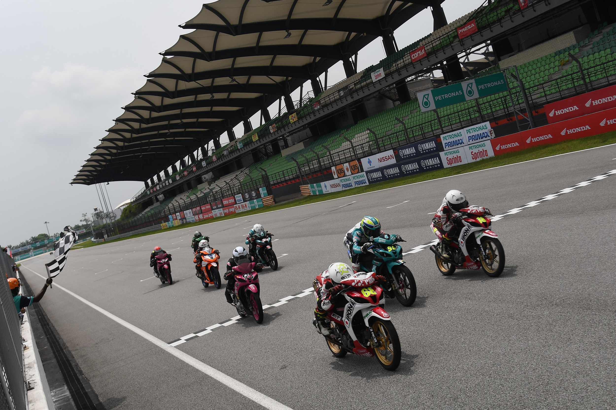 Duo Ipone Yamaha YY Pang Racing Team, Fareez Afeez Abd Rahman dan Adib Rosley kini mendominasi kategori CP125 setelah selesai 4 pusingan