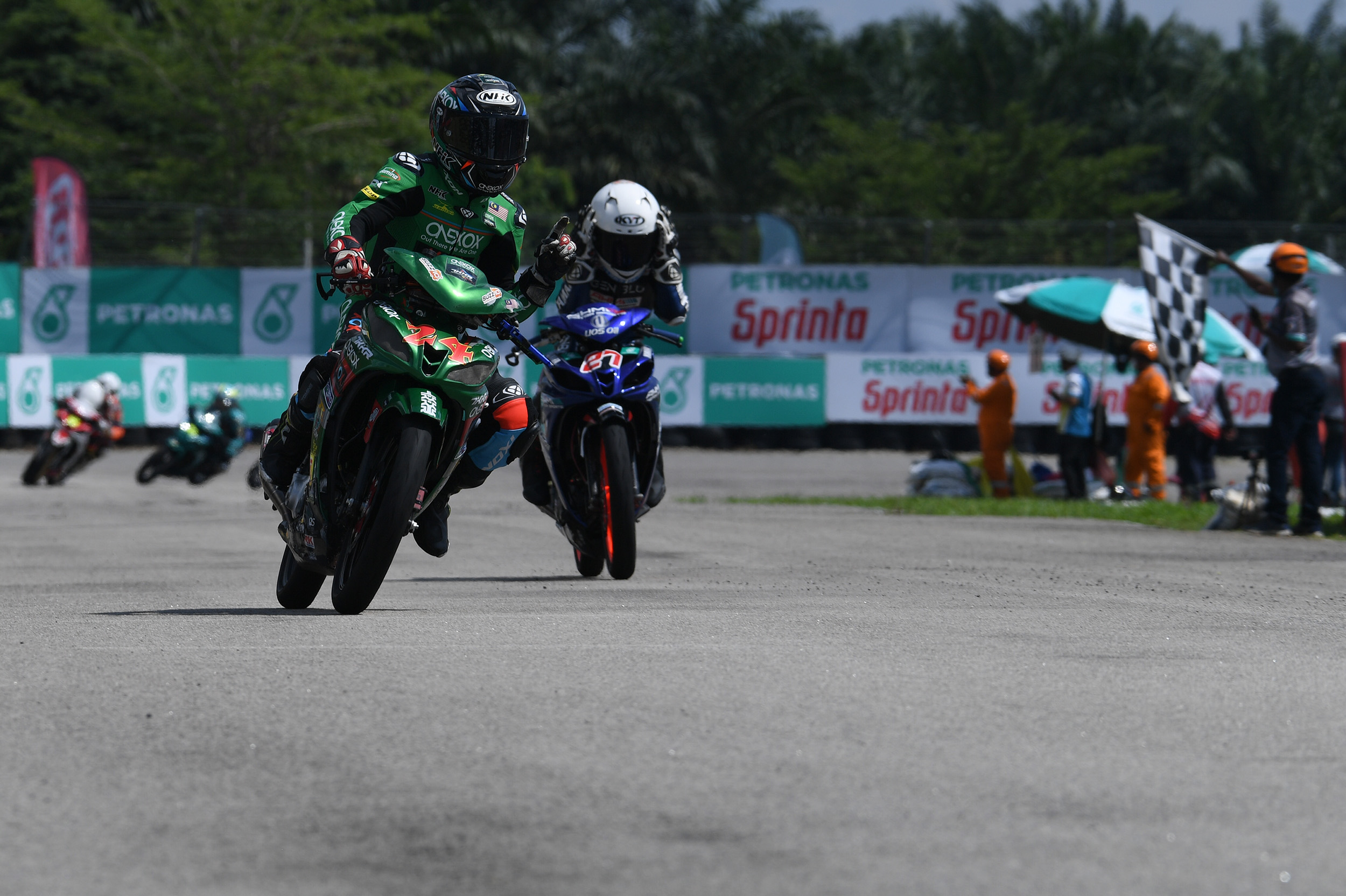 Mohd Hafiza Rofa dari pasukan ONEXOX TKKR Racing Team berjaya mencatat kemenangan kedua musim 2021 di Litar Tangkak