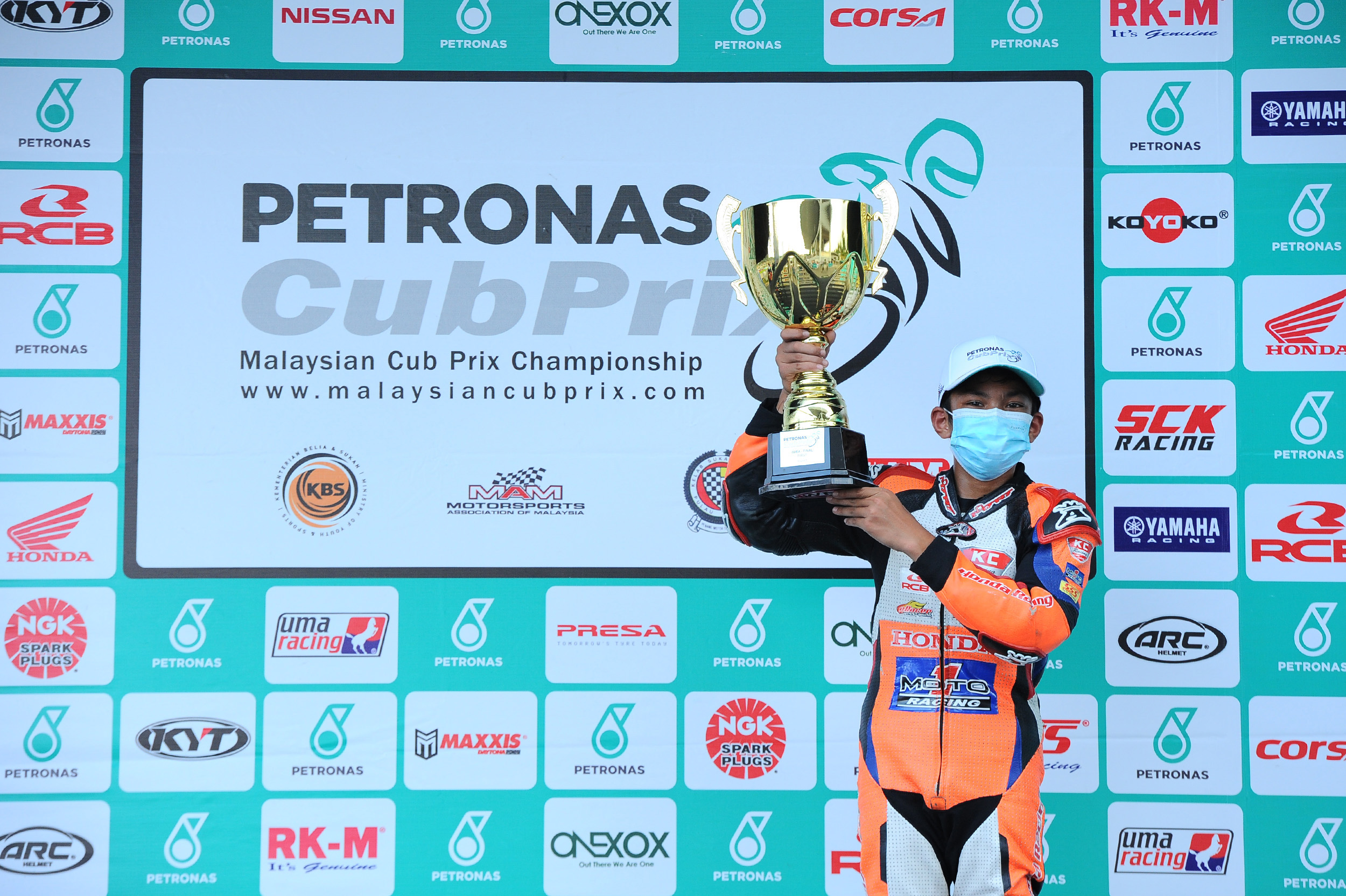 Dalam perlumbaan Pusingan 7 yang berlangsung di Litar Tangkak, pelumba cilik pasukan KC Racing, Irfan Haykhal selesa memenangi perlumbaan